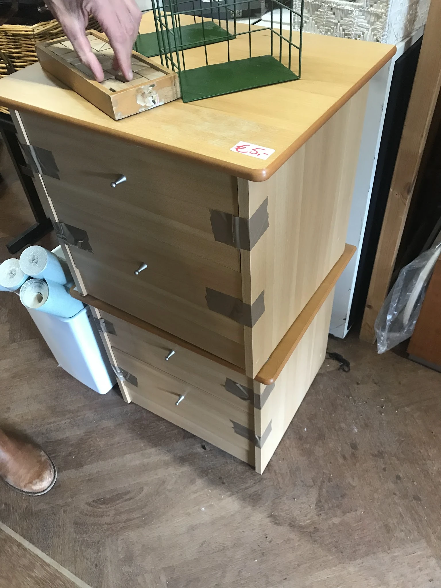 Houten ladekast met vier laden en houten bovenkant, voorzien van metalen hoeken en handgrepen