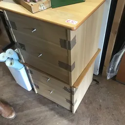 Houten ladekast met vier laden en houten bovenkant, voorzien van metalen hoeken en handgrepen