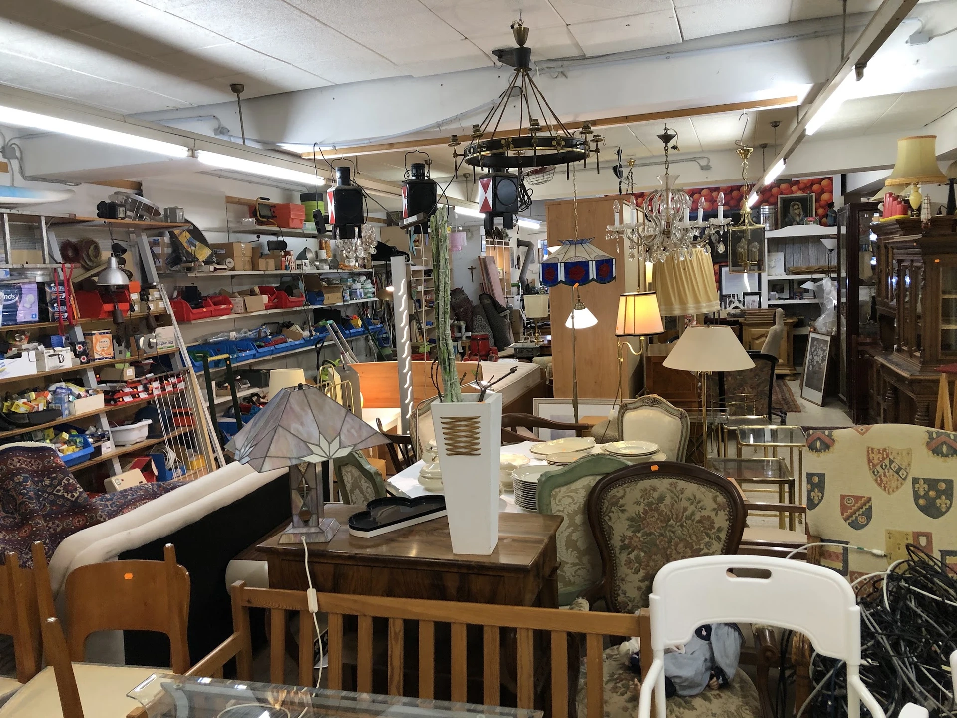Winkelvloer vol met meubels, lampen, decoratie en huishoudelijke spullen in een kringloopwinkel