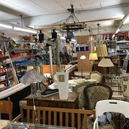 Winkelvloer vol met meubels, lampen, decoratie en huishoudelijke spullen in een kringloopwinkel