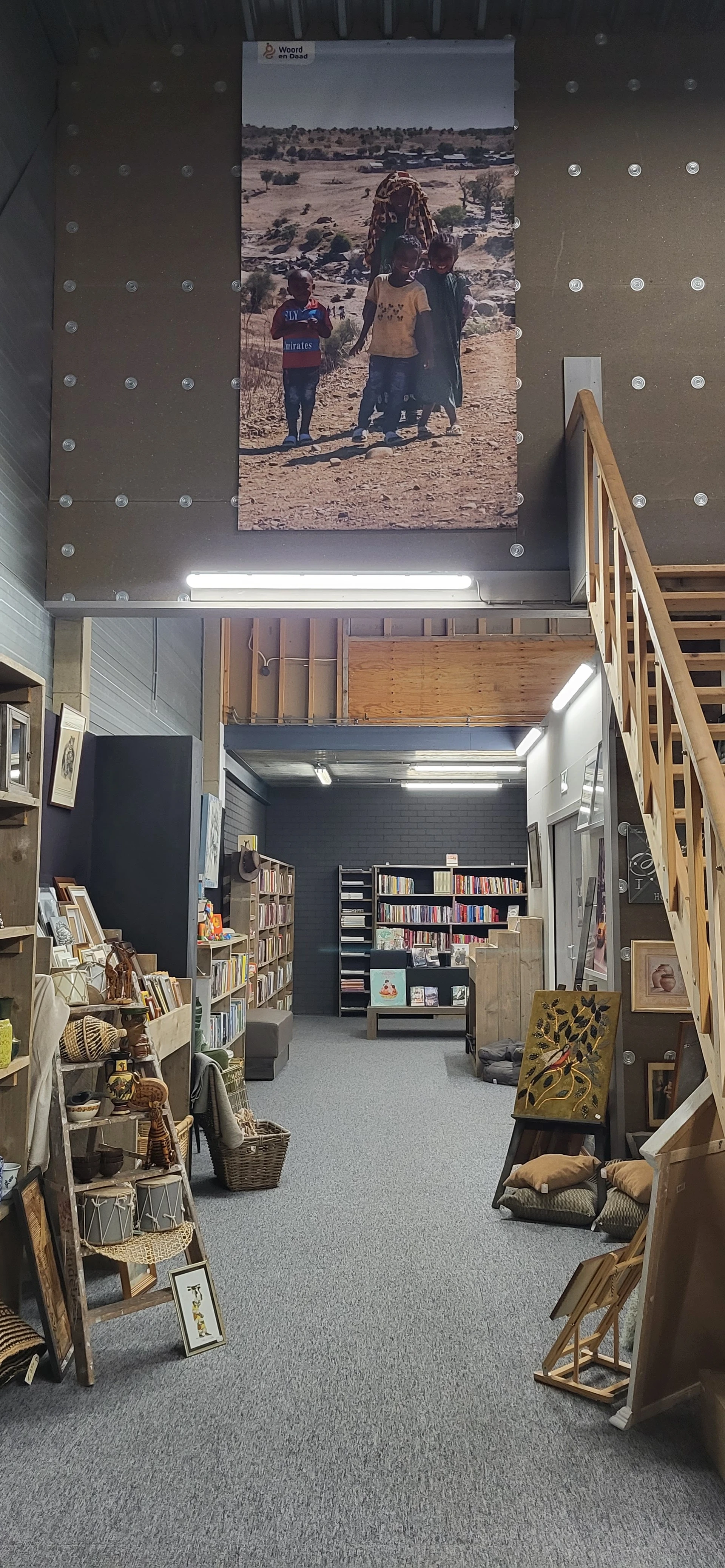 Kringloopwinkel Kringloods Woord & Daad in Barneveld met tweedehands elektronische apparaten, kleding en meubels