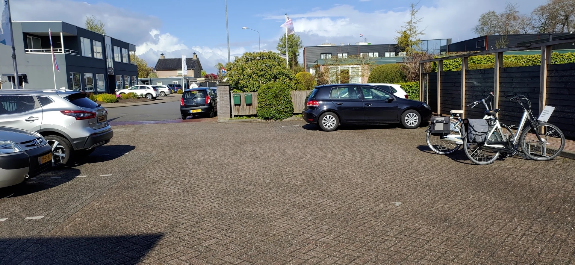Parkeerplaats met geparkeerde auto's en gebouwen op de achtergrond