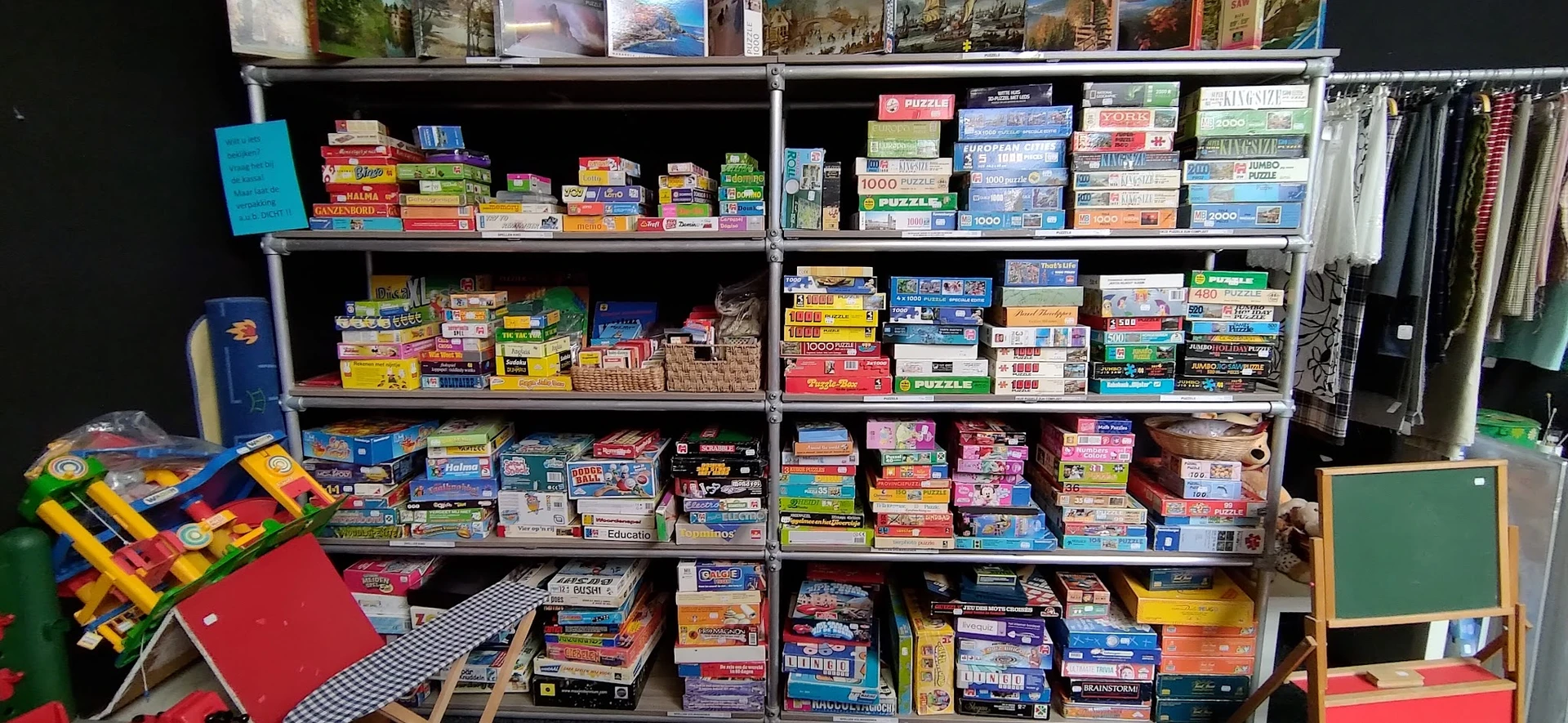Kasten met honderden dozen bordspellen en puzzels netjes uitgestald