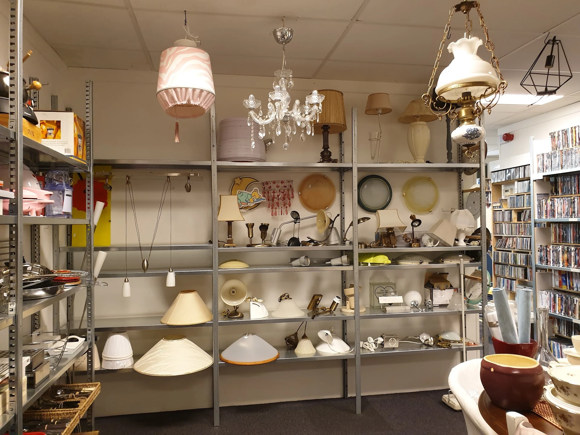 Kringloop 2e Kans Stalland in Sint-Annaland met tweedehands boeken, huis- en inrichting en huishoudelijke apparaten