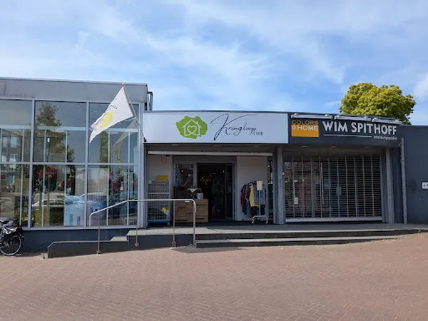 Gevel van kringloopwinkel Kringloop 4 you met winkelnaam, etalages en ingang aan Kleinestraat