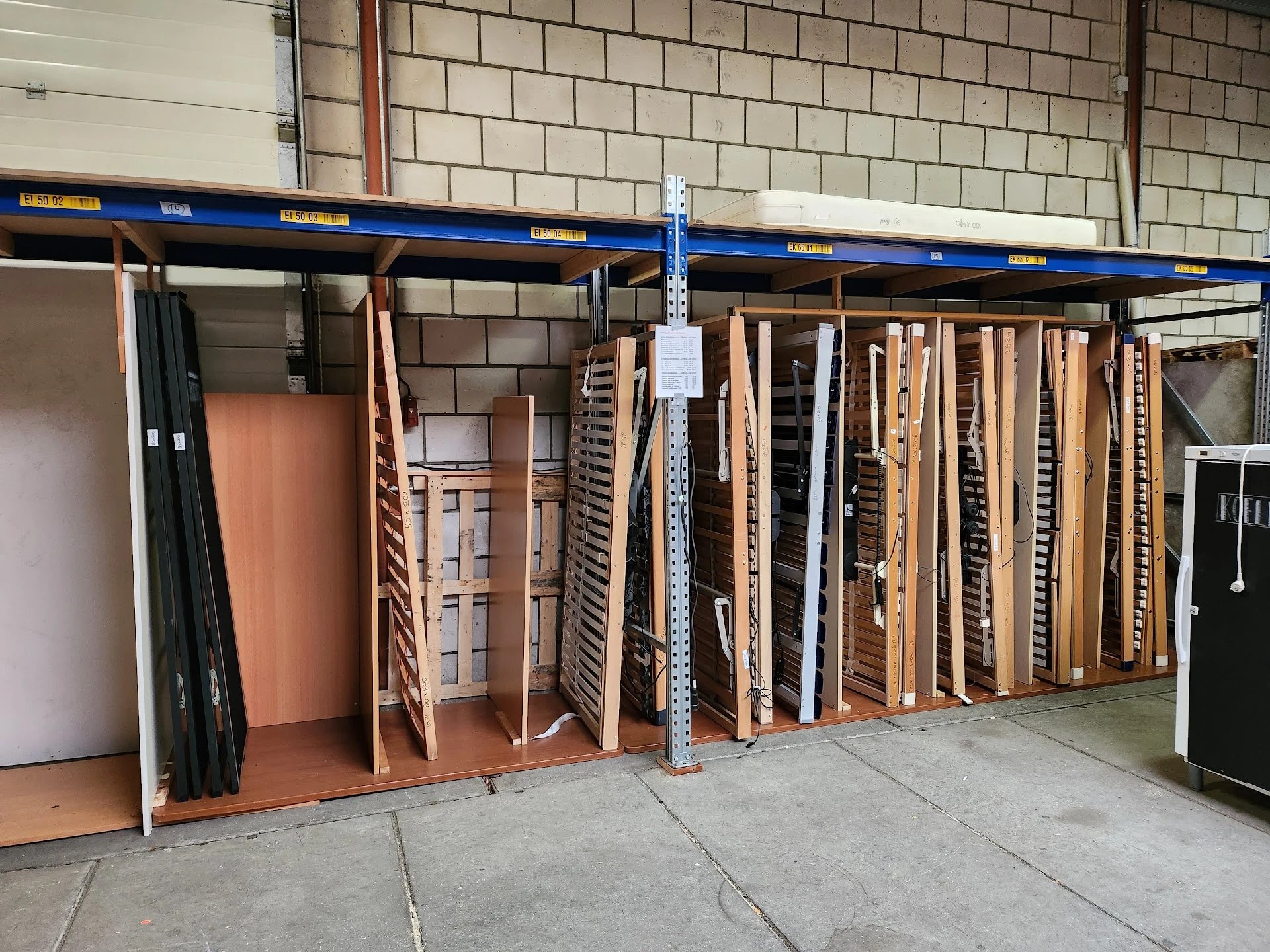 Kringloop 4all in Nijverdal met tweedehands boeken, bouwmaterialen en computers