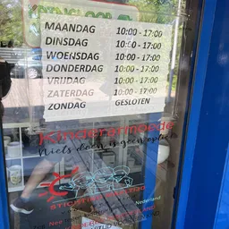 Openingstijden op een raam: maandag tot vrijdag 10:00-17:00, zaterdag 10:00-17:00, zondag gesloten