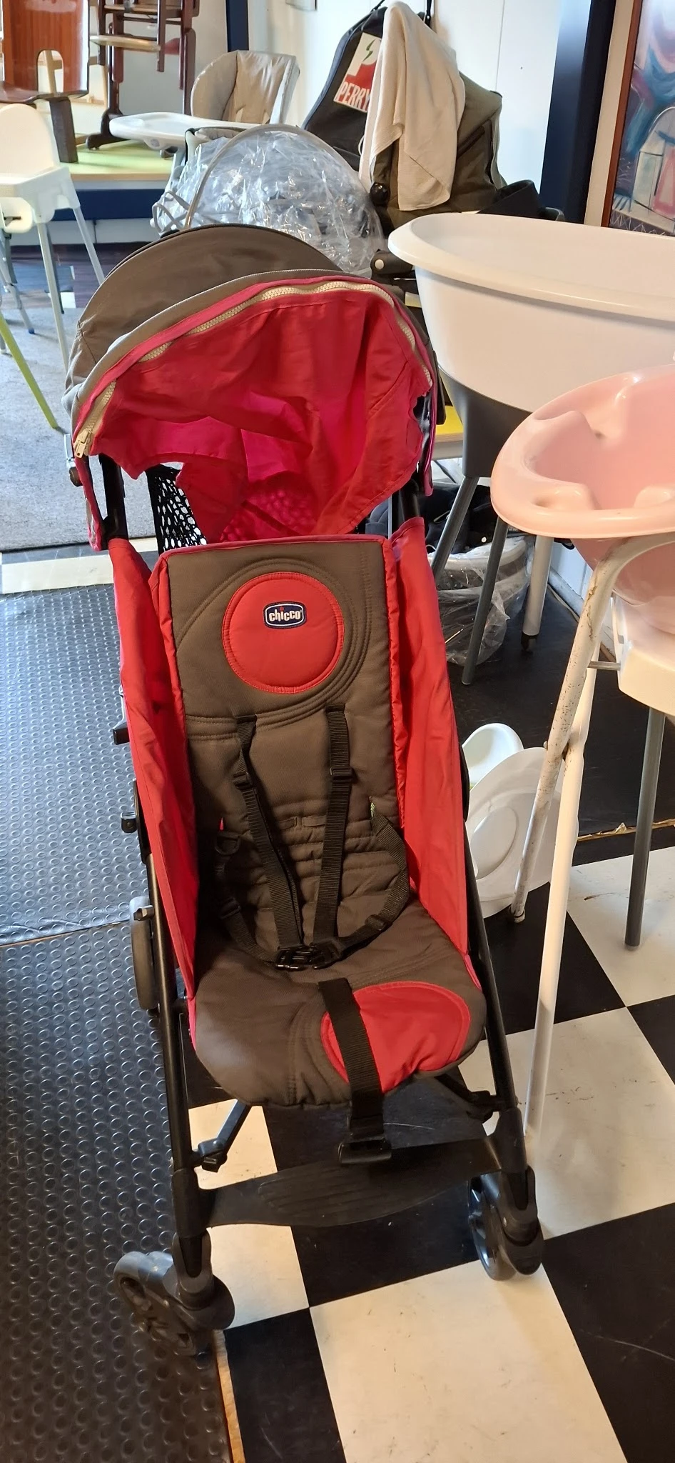 Chicco kinderwagen in rood en bruin, uitgeklapt weergegeven van bovenaf