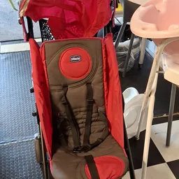 Chicco kinderwagen in rood en bruin, uitgeklapt weergegeven van bovenaf