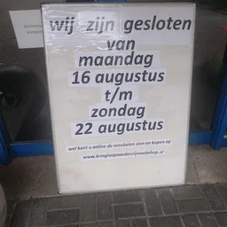 Aankondiging op wit papier met openingsuren van maandag 16 tot en met zondag 22 augustus