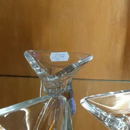Glazen vaasje met driehoekige vorm en wit prijskaartje