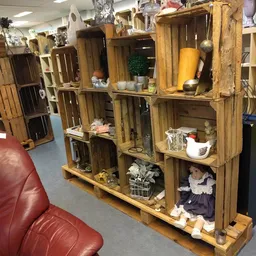 Houten kastjes met glas-deuren gevuld met huishoudelijke artikelen, servies, decoratie en speelgoed