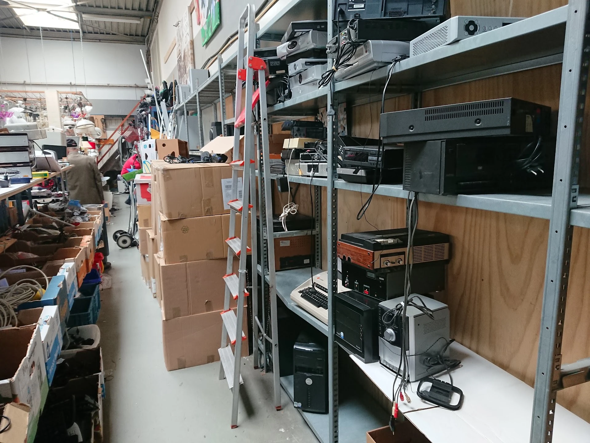 Kringloop Afrika in Beverwijk met tweedehands antieke meubels, boeken en gereedschappen