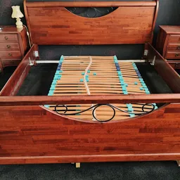Houten bed met lattenbodem en turquoise beugels in open staat