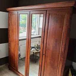 Houten kledingkast met spiegeldeuren en open zijdeuren