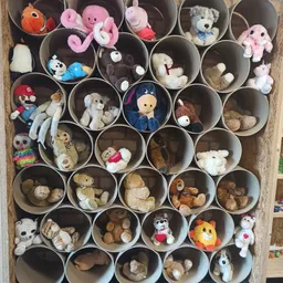 Organizer met dozen vol knuffels en speelgoedbeesten netjes uitgestald