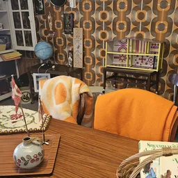 Winkelbinnenruimte met retro inrichting: houten tafel met oranje stoelen, vintage behang met geometrische patronen, stellinge
