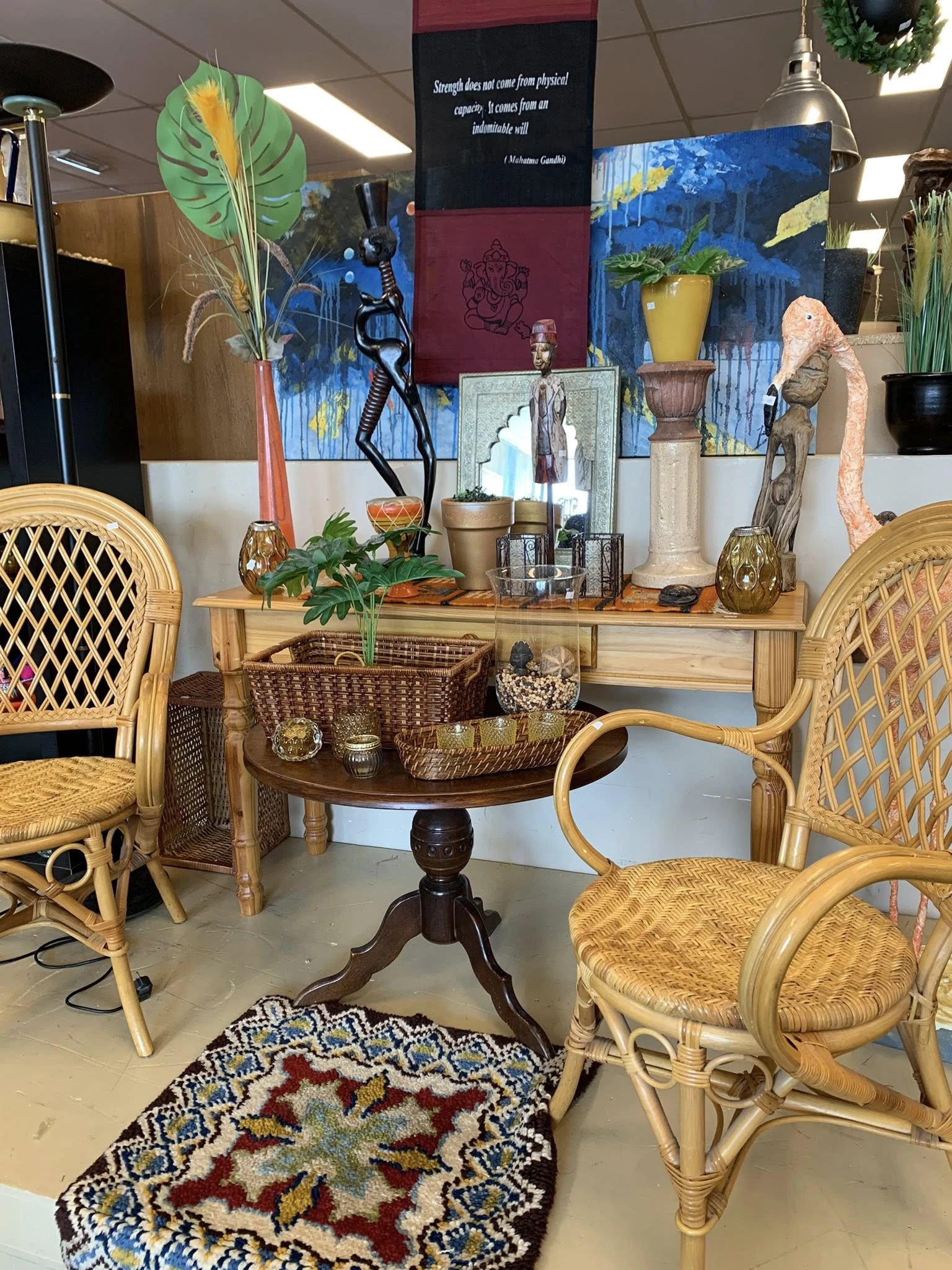 Ingerichte zithoek met rotan stoelen, houten tafeltje en decoratieve accessoires