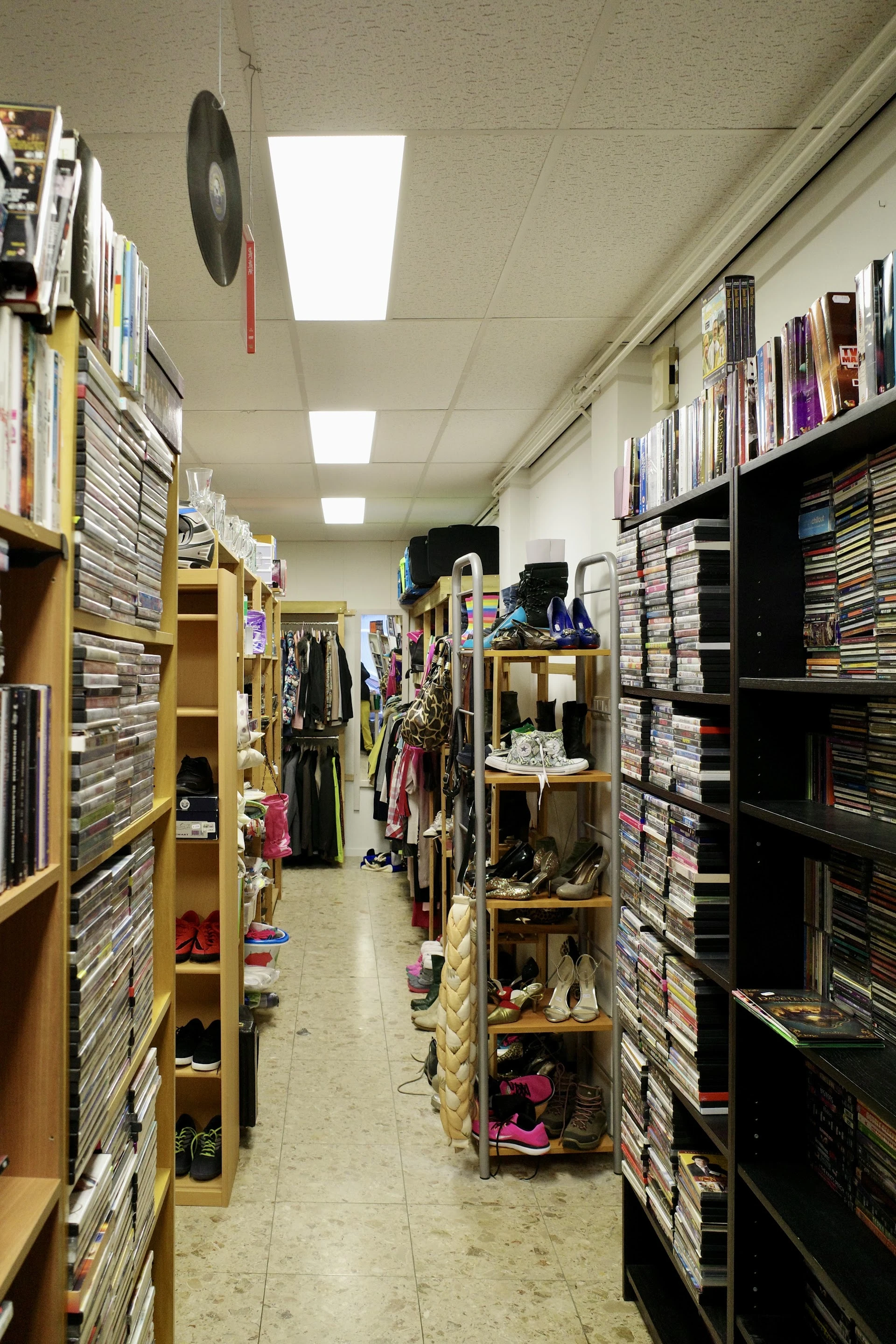 kringloop bezuidenhout in Den Haag met tweedehands boeken, huishoudelijke apparaten en kasten