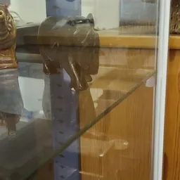 Onduidelijke foto met reflecties in glas en schaduwen, inhoud niet herkenbaar