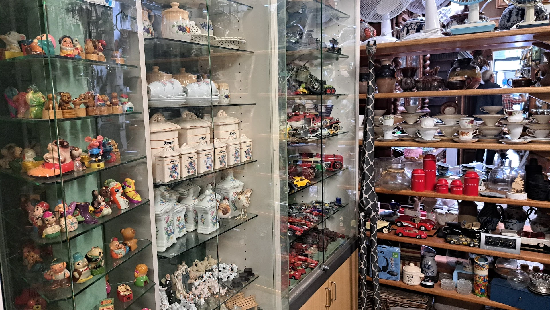 Kringloop Boerendans in Venlo met tweedehands meubels en kleding