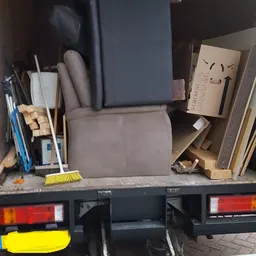 Achterkant van een vrachtwagen vol meubels en huishoudspullen
