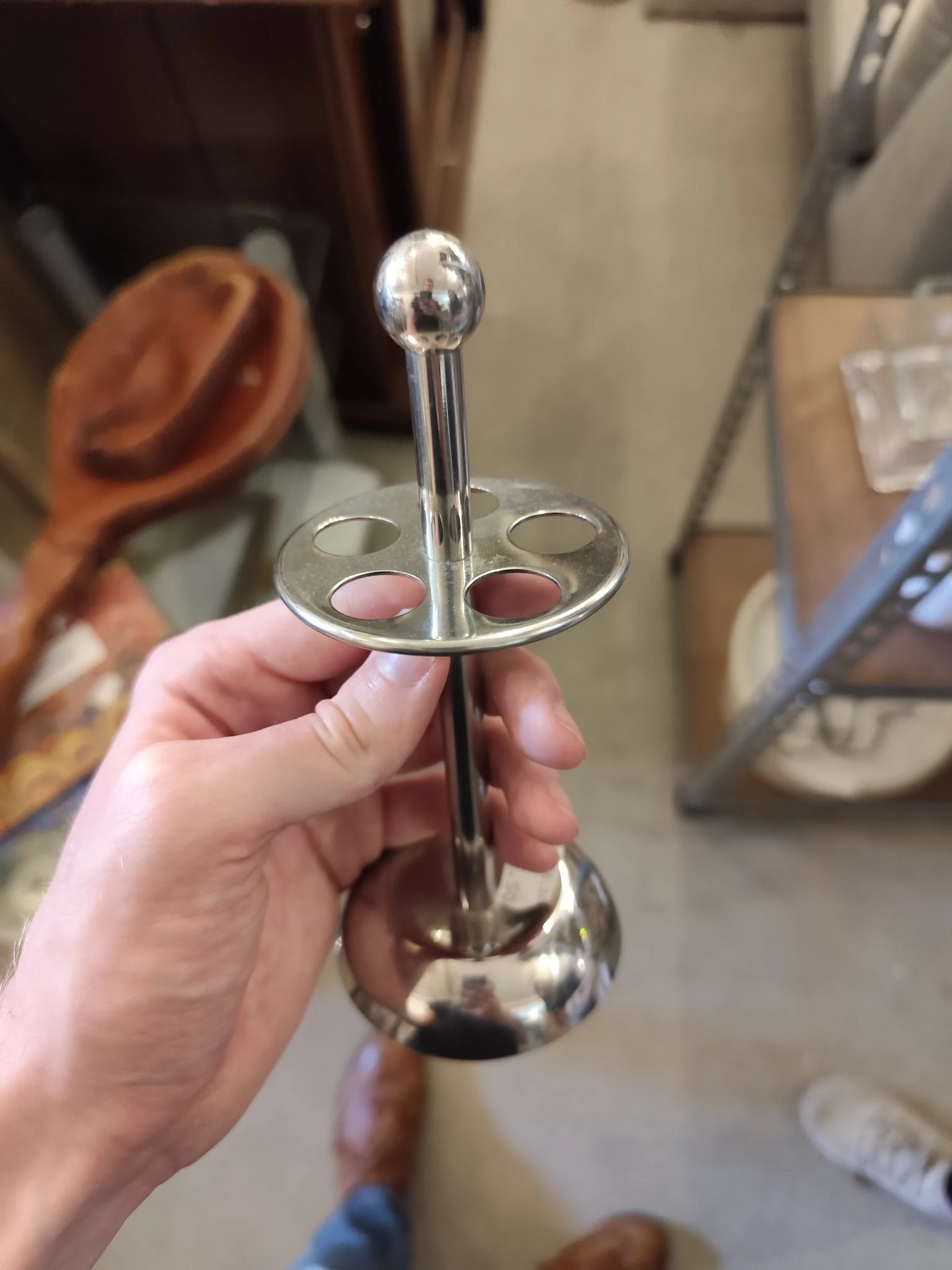 Close-up van een zilveren kandelaar met vier armen, geheven in een hand