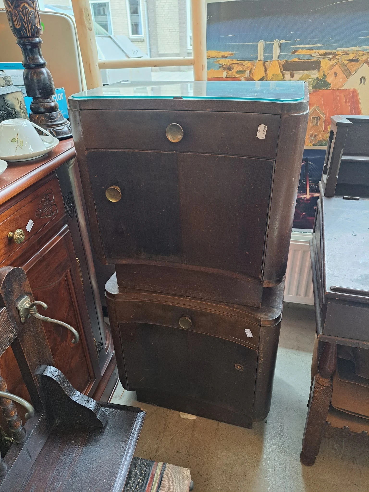 Donkerbruin houten kastje of dressoir met twee delen en ronde knoppen, te koop in de kringloopwinkel