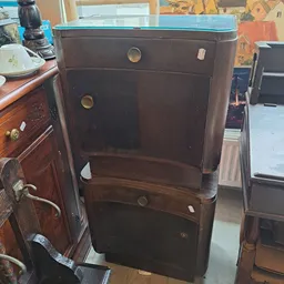 Donkerbruin houten kastje of dressoir met twee delen en ronde knoppen, te koop in de kringloopwinkel