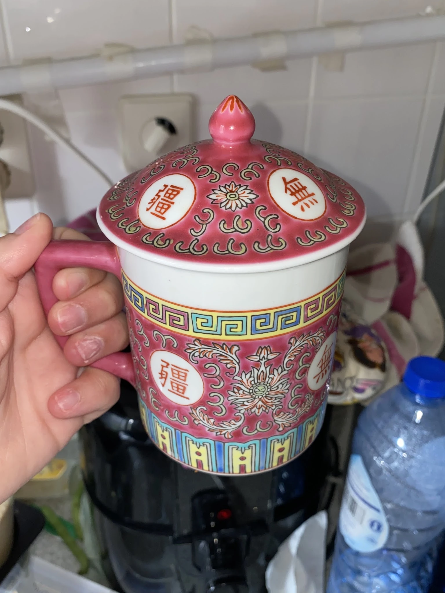 Close-up van een rood-wit porseleinenen gemberpot met Aziatische decoraties en Chinese karakters