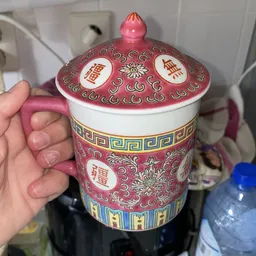 Close-up van een rood-wit porseleinenen gemberpot met Aziatische decoraties en Chinese karakters