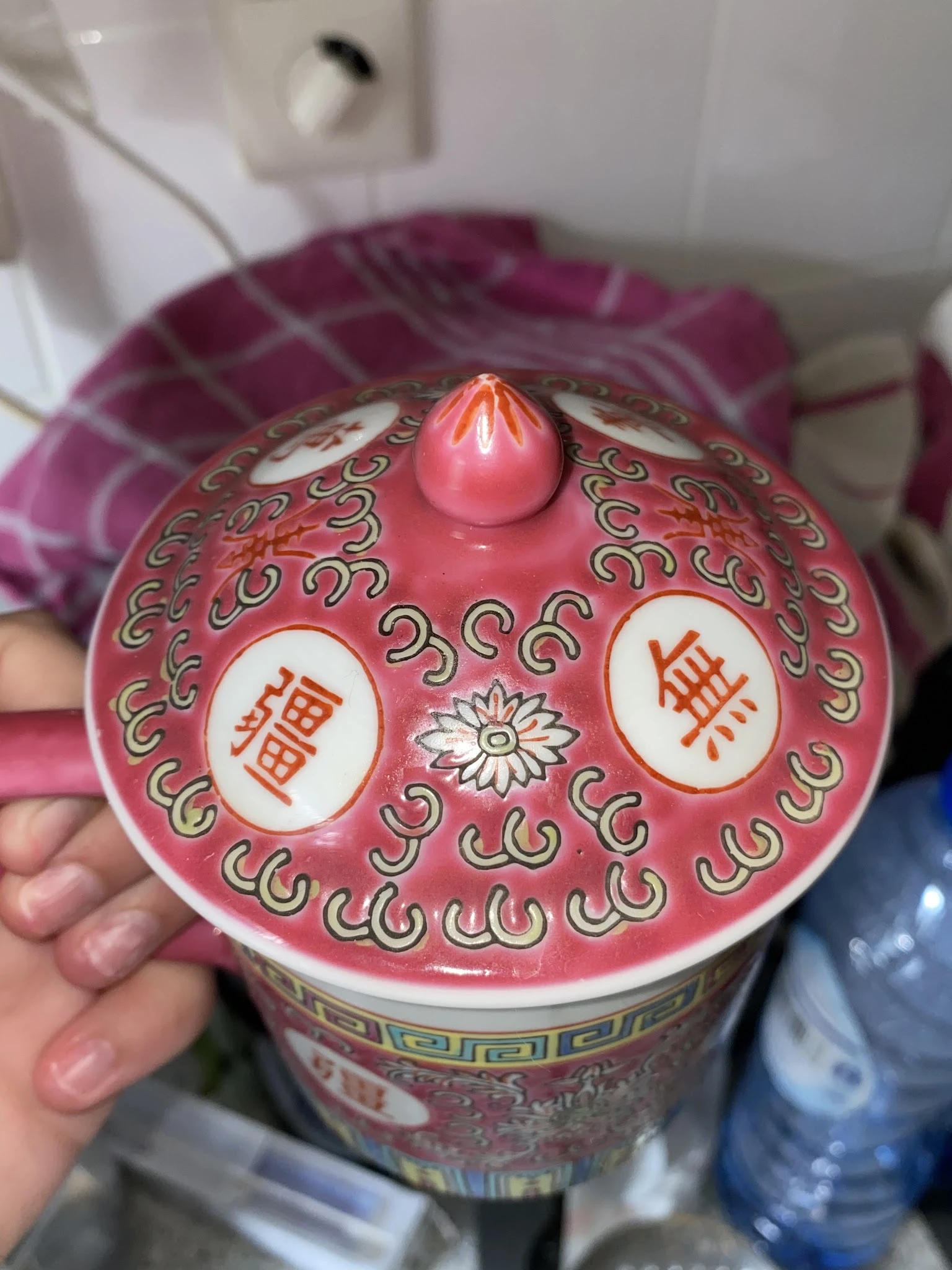 Roze porseleinen dekseldoos met Chinees decoratief patroon en knop bovenop