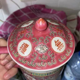 Roze porseleinen dekseldoos met Chinees decoratief patroon en knop bovenop
