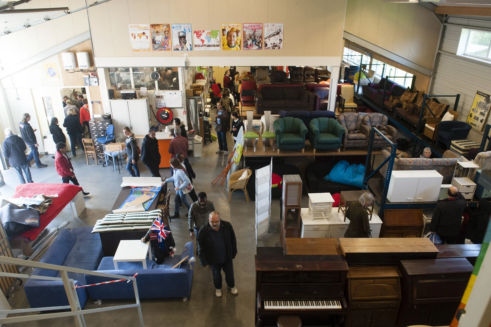 Kringloop Breukelen in Breukelen met tweedehands boeken, elektronica en kleding