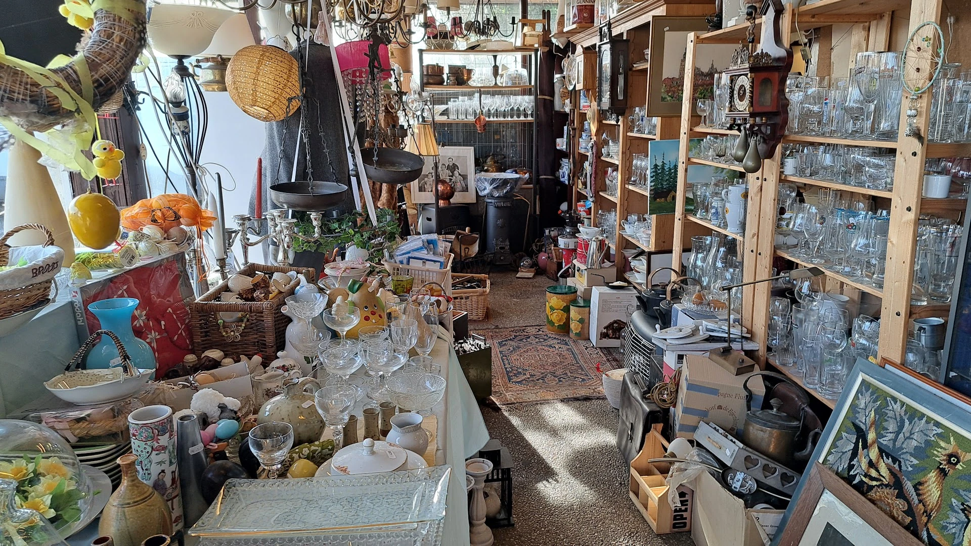 Kringloop Brocanterie De Distel in Warnsveld met tweedehands boeken, huishoudelijke apparaten en jassen