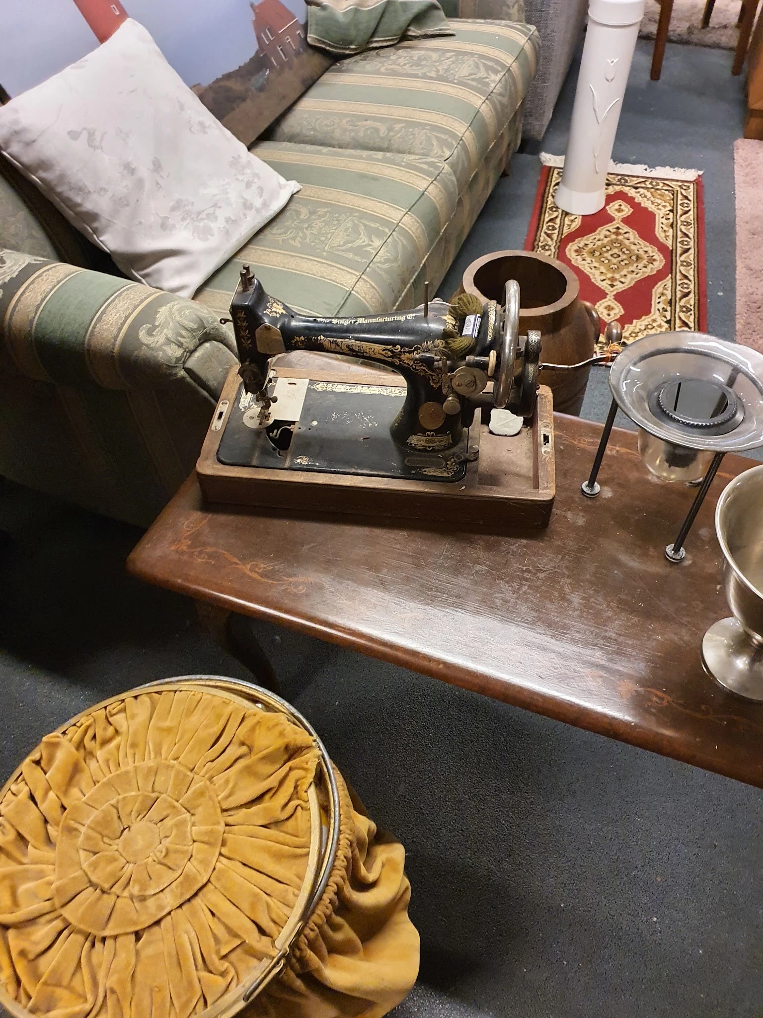 Antieke naaimachine op houten tafel met accessoires