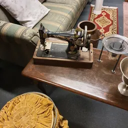 Antieke naaimachine op houten tafel met accessoires