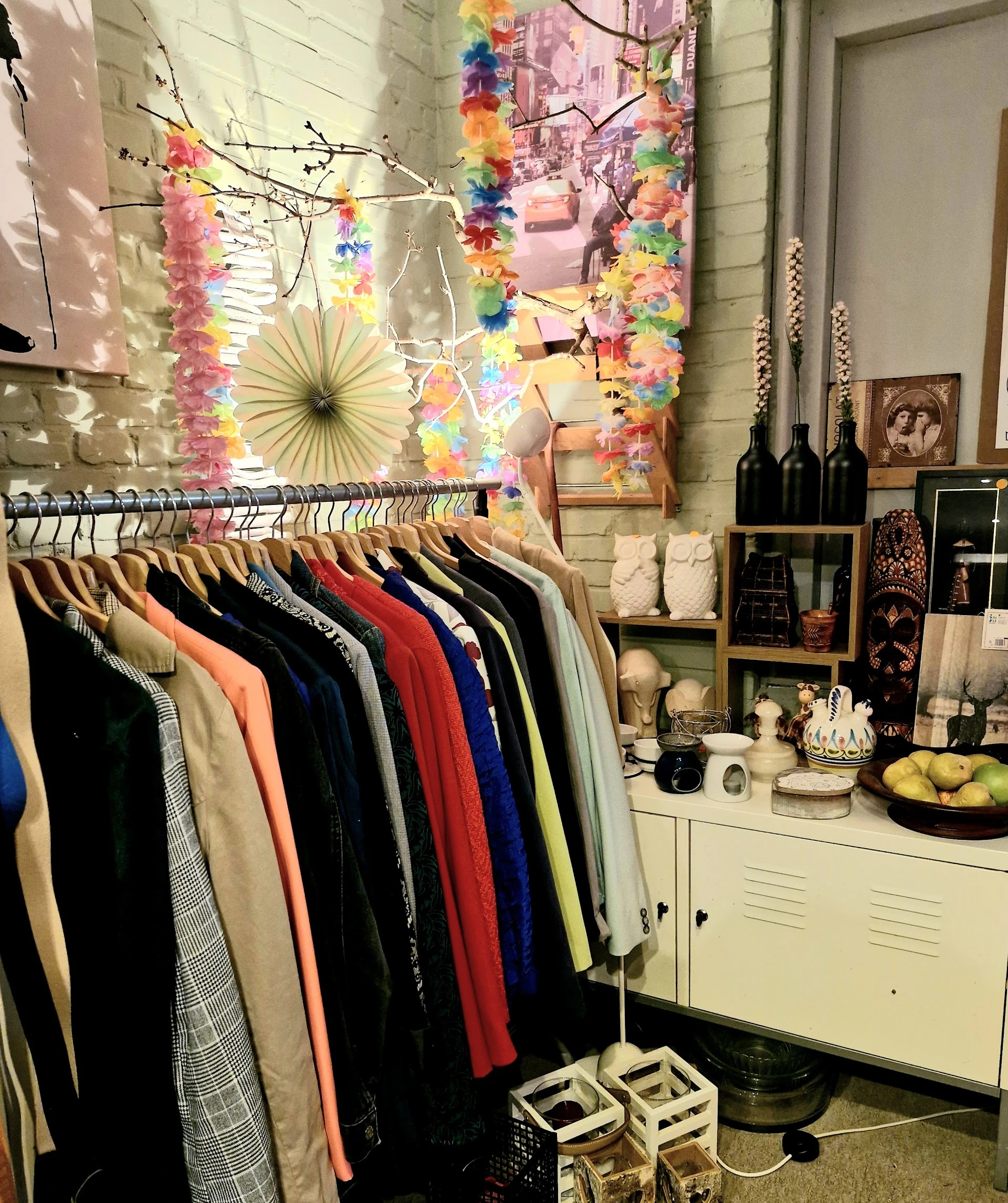 Kringloop Cambodia-Dutch in Eindhoven met tweedehands boeken, dinky toys en games