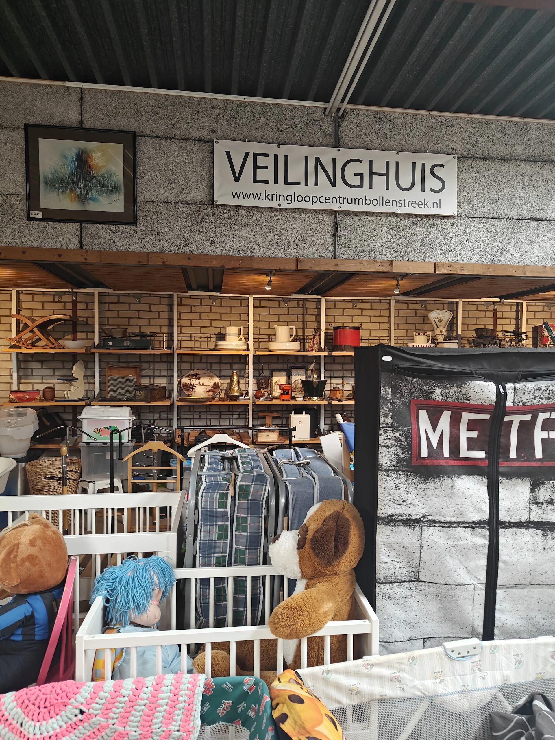 Kringloop Centrum Bollenstreek in Lisse met tweedehands boeken, computers en gereedschappen