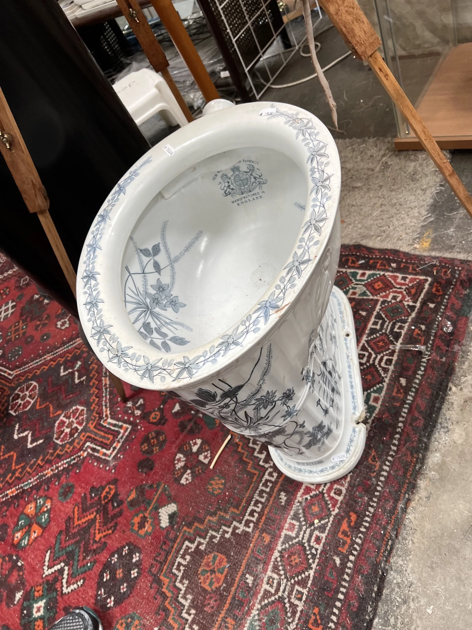 Wit porselein servies met blauwe bloemendecoratatie op rode oosterse tapijten