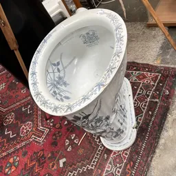 Wit porselein servies met blauwe bloemendecoratatie op rode oosterse tapijten