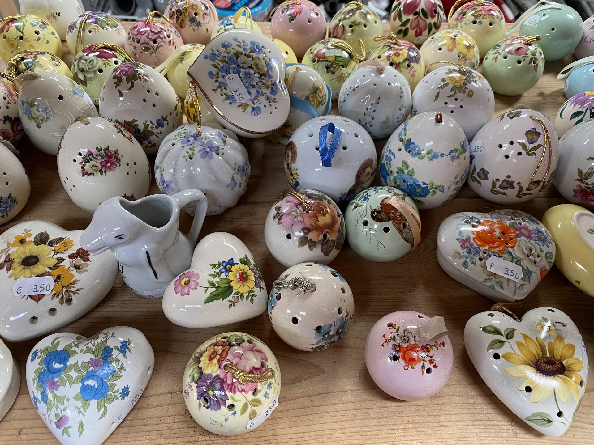 Verzameling decoratieve porseleinen bollen en hartjes met bloemenpatronen in verschillende kleuren