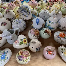 Verzameling decoratieve porseleinen bollen en hartjes met bloemenpatronen in verschillende kleuren
