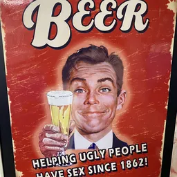 Vintage bierposter met man die bier vasthoudt en tekst 'Beer' en 'ugly people'