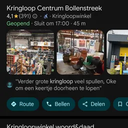 Winkelvloer van kringloopwinkel met diverse meubels, stellingen en spullen uitgestald