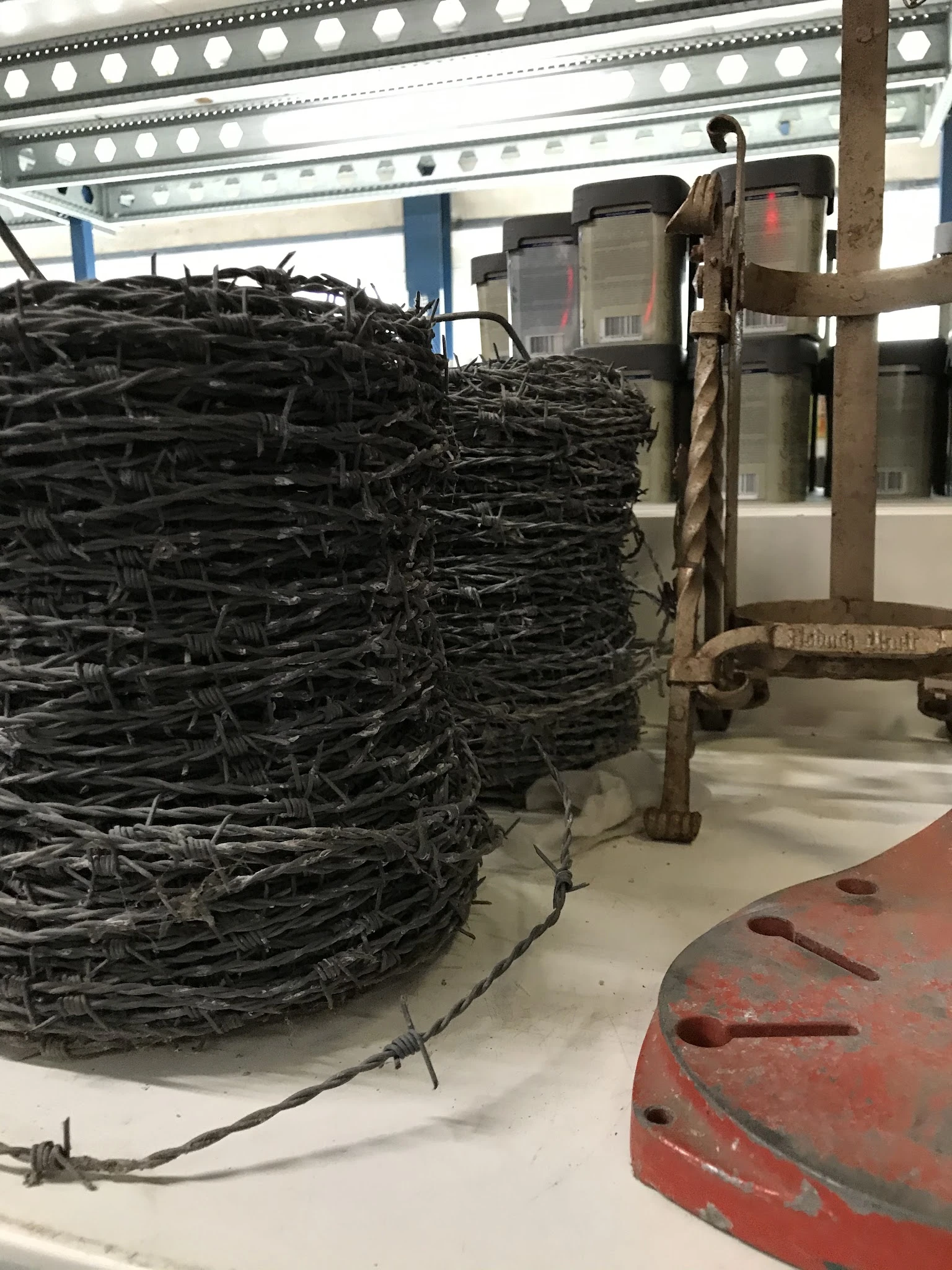 Grote balen samengeperst zwart materiaal op de fabriekshal, mogelijk gerecyclede kabels of kunststof