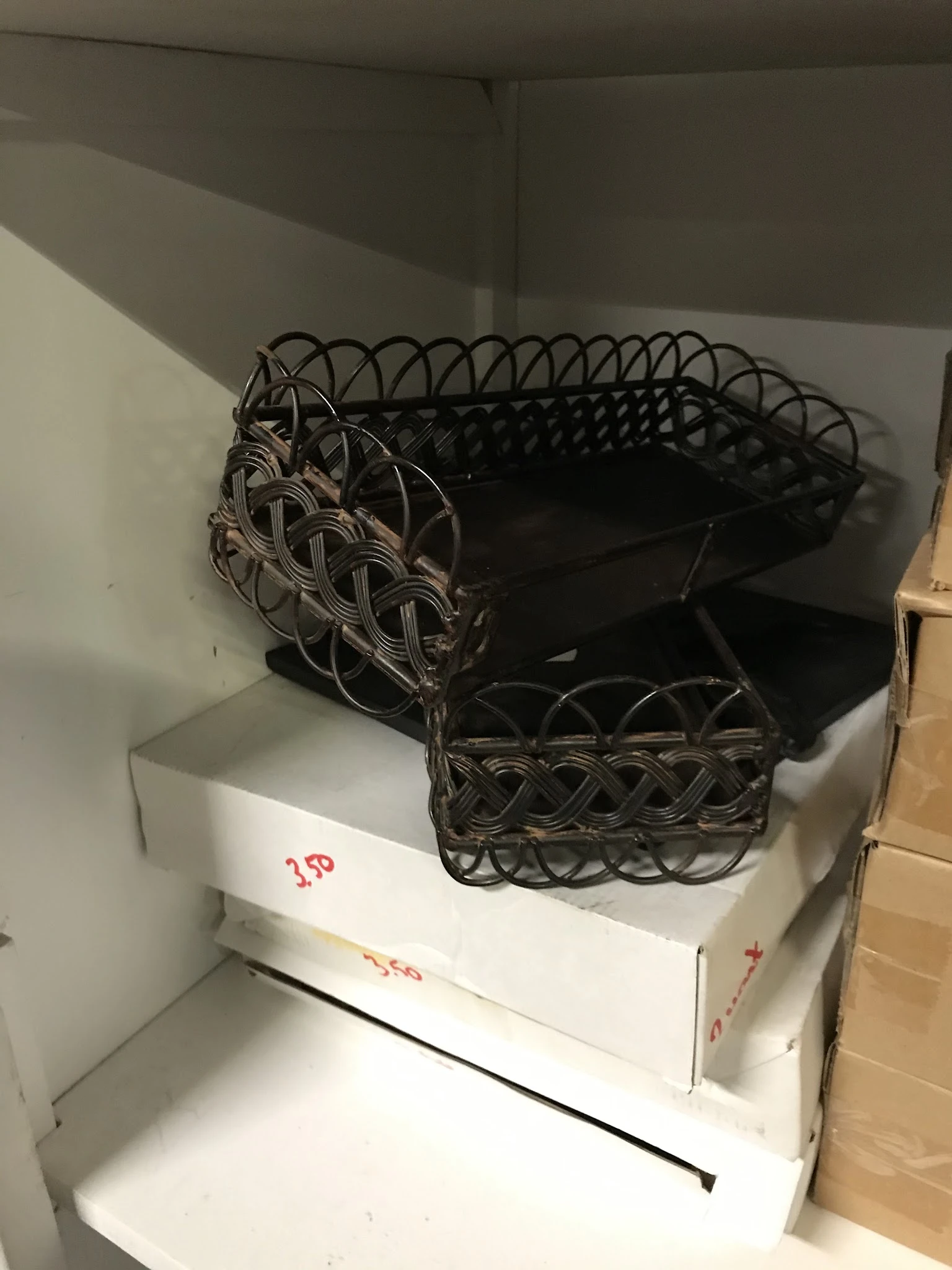 Zwarte manden met decoratief vlechtwerk gestapeld op een doos