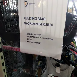Wit papier met Nederlands tekstbord over kledingregels voor inlevering