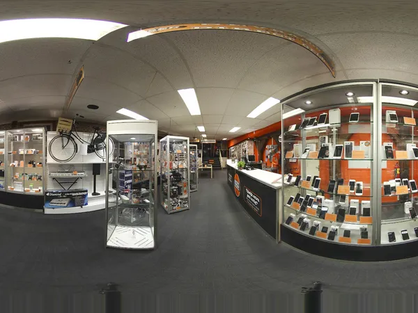 Winkelinterieur met vitrines en wanddisplays met elektronica en accessoires, gefotografeerd met panoramische lens