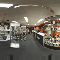 Winkelinterieur met vitrines en wanddisplays met elektronica en accessoires, gefotografeerd met panoramische lens